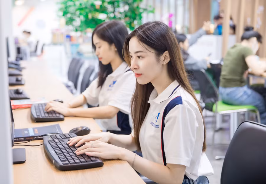 Sinh viên Trường Đại học Mở TPHCM. Ảnh: NTCC