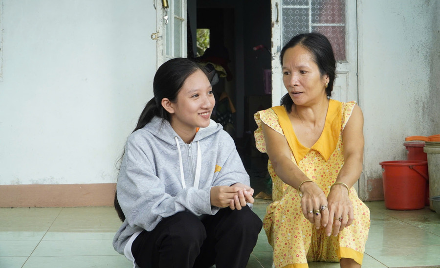 Cuộc sống trải qua biết bao khó khăn, vất vả nhưng em Phan Thị Mến luôn lạc quan. nu-sinh-gac-giac-mo-dai-hoc-de-cham-lo-cho-gia-dinh-2.jpg