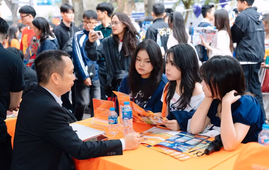 Thí sinh tìm hiểu về phương thức tuyển sinh năm 2026 của Trường Đại học FPT. Ảnh: NTCC