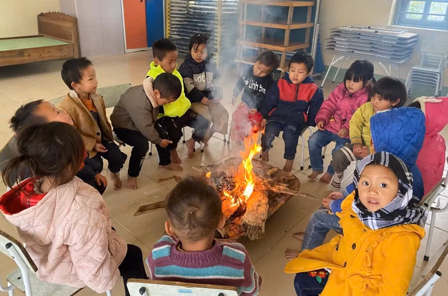 Trẻ ở điểm trường Trảng Phàng 2, Trường Mầm non Sin Suối Hồ được đốt lửa sưởi ấm. 