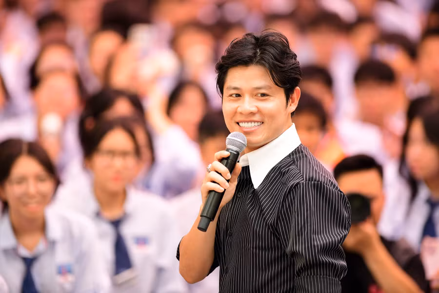 Nhạc sĩ Nguyễn Văn Chung tham gia chương trình giao lưu với học sinh Trường THCS và THPT Nguyễn Siêu (Hà Nội). 