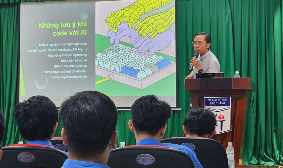 Sinh viên Trường Cao đẳng Kỹ thuật Cao Thắng (TPHCM) trong Ngày hội “Công nghệ AI”. Ảnh: NTCC ap-luc-phai-thay-doi-4.jpg