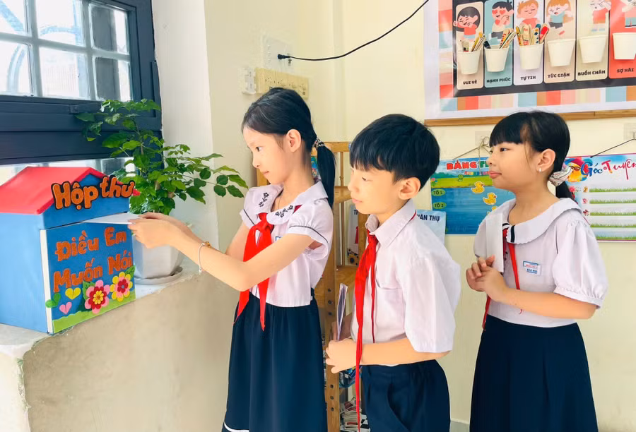 Học sinh Trường Tiểu học Hoàng Văn Thụ, phường Hải Châu, TP Đà Nẵng bày tỏ mong muốn, góp ý với nhà trường qua hộp thư Điều em muốn nói. Ảnh: NTCC