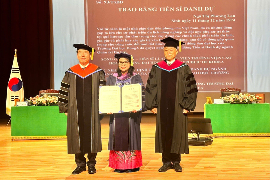 Đại học Dong-A (Hàn Quốc) phong tặng danh hiệu Tiến sĩ danh dự ngành Quản trị Du lịch cho GS.TS Ngô Thị Phương Lan. Ảnh: NVCC nu-tuong-nganh-nhan-van-2.jpg
