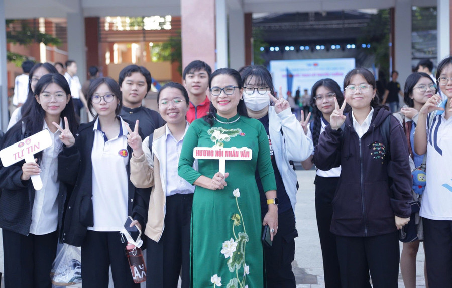 GS.TS Ngô Thị Phương Lan và sinh viên trong ngày hội chào đón tân sinh viên năm học 2025 - 2026. Ảnh: HCMUSSH nu-tuong-nganh-nhan-van-4.jpg