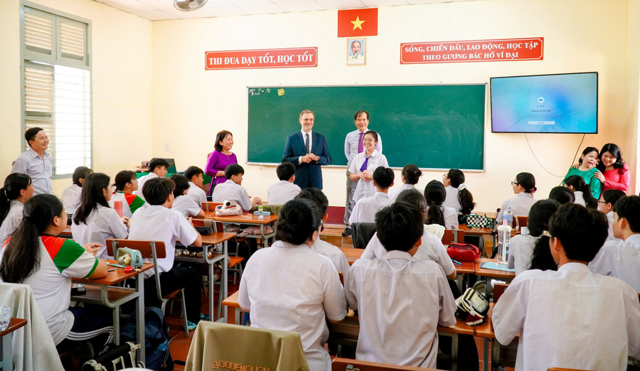 Thầy, trò Trường THPT Châu Văn Liêm (TP Cần Thơ) đón khách nước ngoài đến thăm. Ảnh: Q. Ngữ tap-trung-on-dinh-doi-ngu-2.jpg