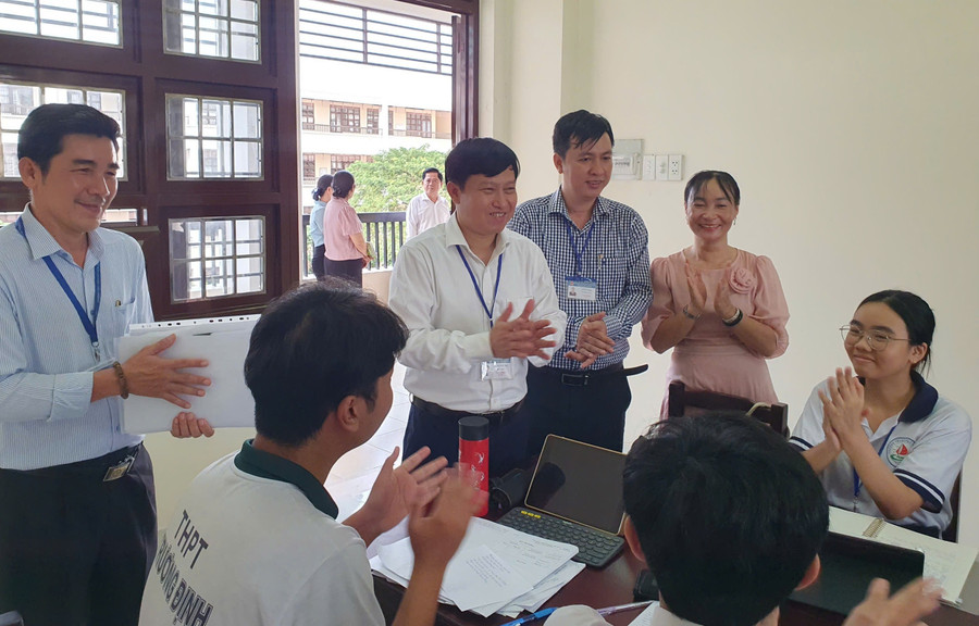 Lãnh đạo Sở GD&ĐT tỉnh Đồng Tháp thăm đội tuyển học sinh giỏi. Ảnh: Q. Ngữ