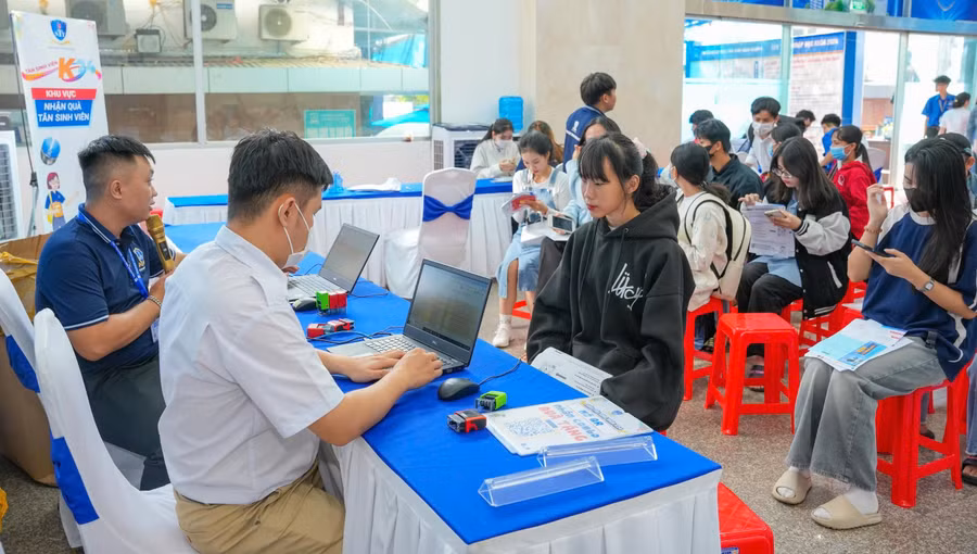 Sinh viên làm thủ tục nhập học tại Trường Đại học Nguyễn Tất Thành năm 2024. Ảnh: UFM