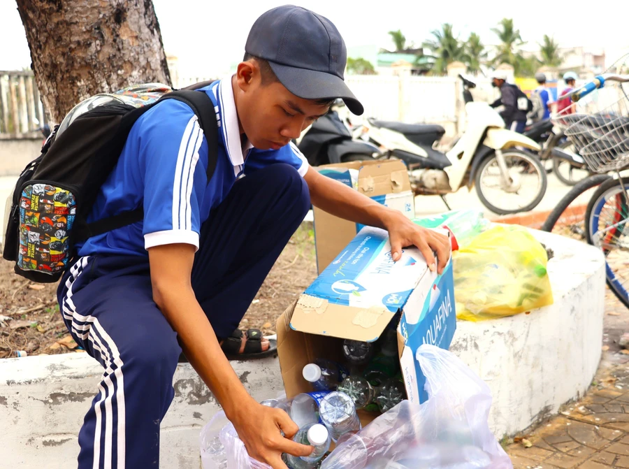 Do phân loại ve chai trong khuôn viên trường.