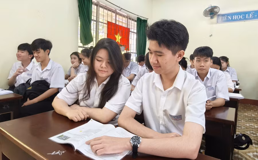 Nam sinh Lê Quốc Khánh và các bạn cùng lớp, Trường THPT Buôn Ma Thuột chuẩn bị cho kỳ thi sắp tới. Ảnh: Thế Hùng