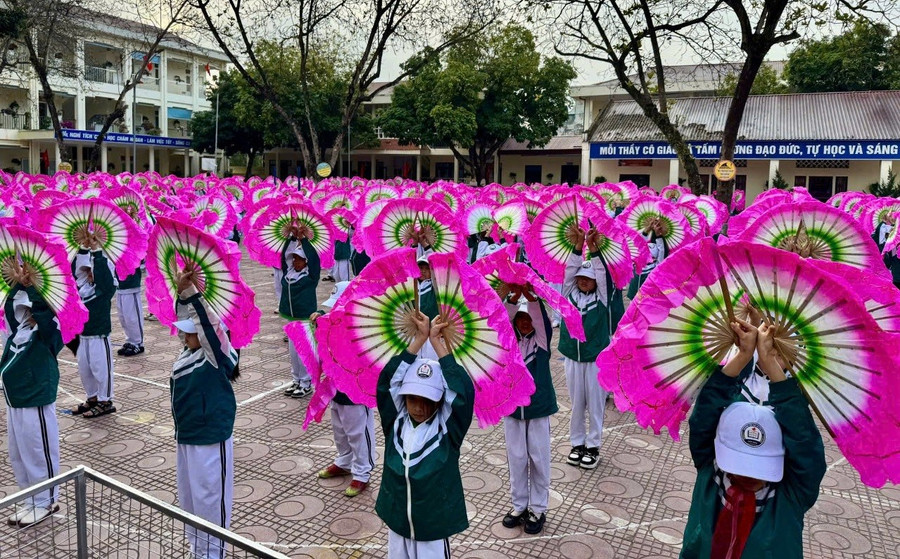 Thông qua các hoạt động truyền dạy, hướng dẫn thực hành di sản, xòe Thái được trao truyền trực tiếp, sinh động. Ảnh: NVCC