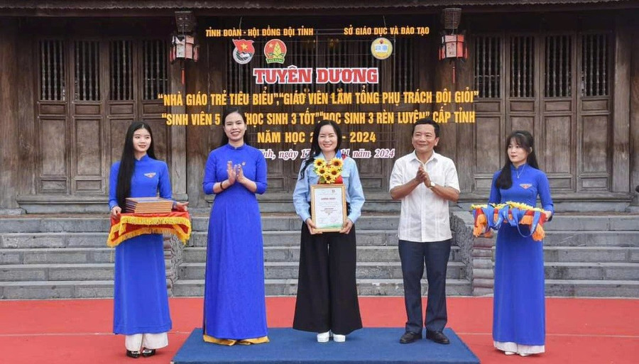 Cô Kim Tuyến nhận giải thưởng Giáo viên Tổng phụ trách Đội giỏi cấp tỉnh năm 2024. thap-lua-phong-trao-doi-tu-viec-nho-3.jpg