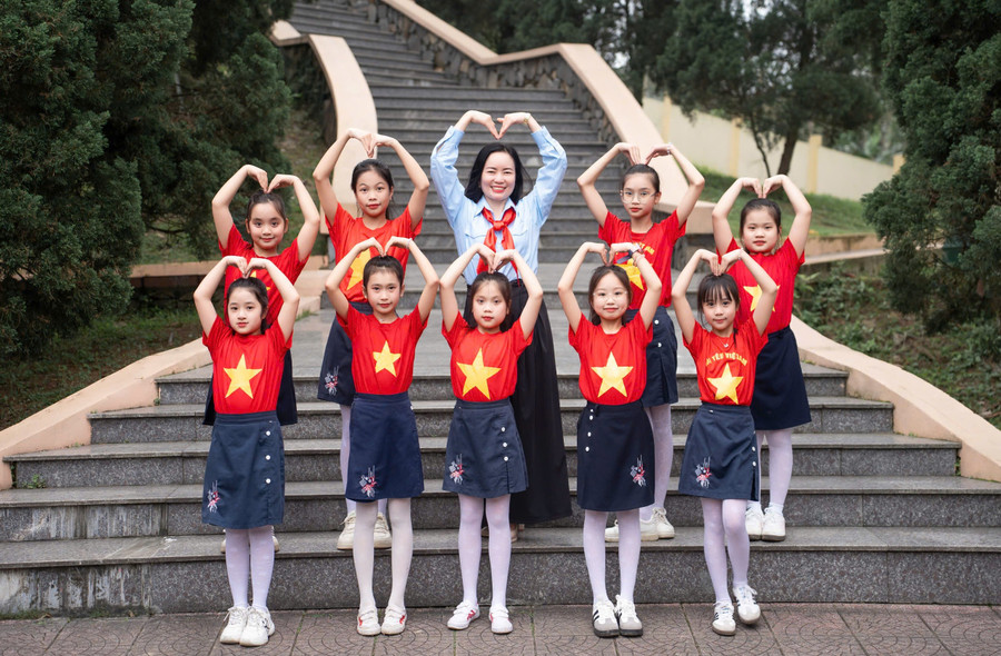 Cô Phạm Thị Kim Tuyến - giáo viên Tổng phụ trách Đội Trường Tiểu học Liên Minh (Hà Tĩnh). thap-lua-phong-trao-doi-tu-viec-nho-2.jpg