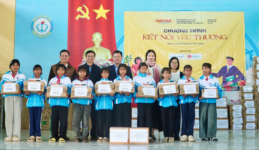 Văn phòng đại diện Báo GD&TĐ khu vực miền Trung - Tây Nguyên phối hợp cùng Sở GD&ĐT Gia Lai trao quà cho học sinh khó khăn ở xã Chơ Long.