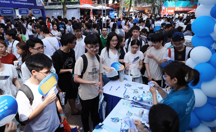 Thí sinh và phụ huynh tham gia Ngày hội lựa chọn nguyện vọng năm 2025. Ảnh: Nam Trần