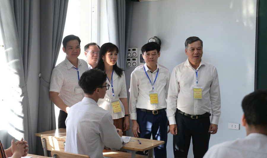Đoàn công tác do ông Trần Lê Đoài (bìa phải) - Phó Chủ tịch UBND tỉnh, Trưởng ban Chỉ đạo thi tỉnh Nam Định tới động viên thí sinh tại Trường THPT Trần Hưng Đạo, TP Nam Định sáng 26/6. Ảnh: Đình Tuệ thanh-tra-kiem-tra-thi-tot-nghiep-thpt-3.jpg