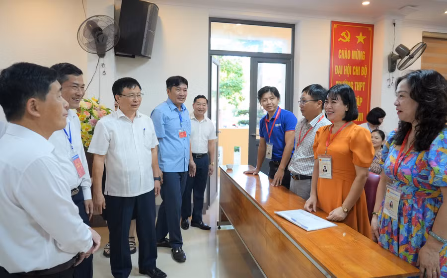 Ông Bùi Đình Long - Phó Chủ tịch UBND tỉnh, Trưởng ban Chỉ đạo thi tỉnh Nghệ An (thứ 3 từ trái sang) đến kiểm tra công tác tổ chức thi tại Trường THPT Hà Huy Tập (TP Vinh, Nghệ An). Ảnh: Hồ Lài