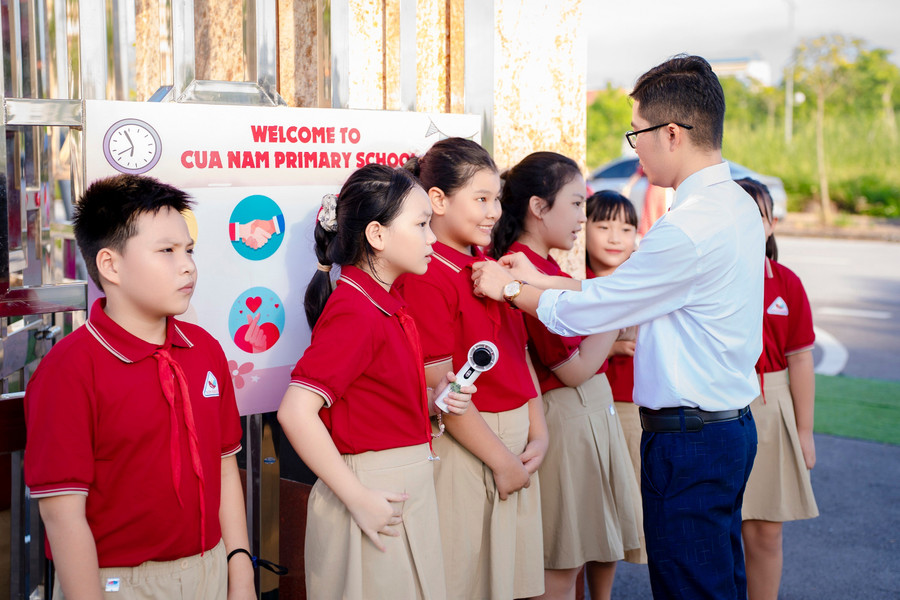 Teachers and students of Cua Nam Primary School (Nam Dinh, Ninh Binh). vun-dap-niem-vui-den-truong-3.jpg