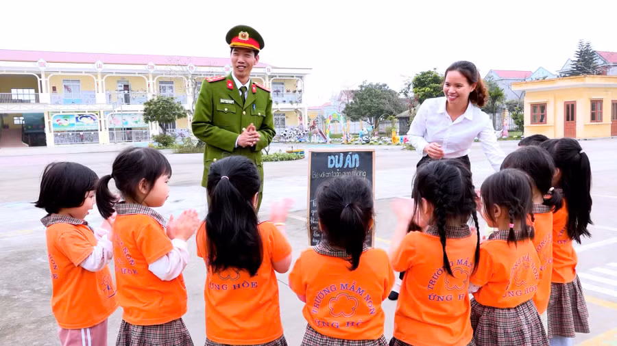 Phối hợp với Công an xã giáo dục an toàn giao thông cho trẻ tại Trường Mầm non Ứng Hòe (xã Vĩnh Lại, Hải Phòng).