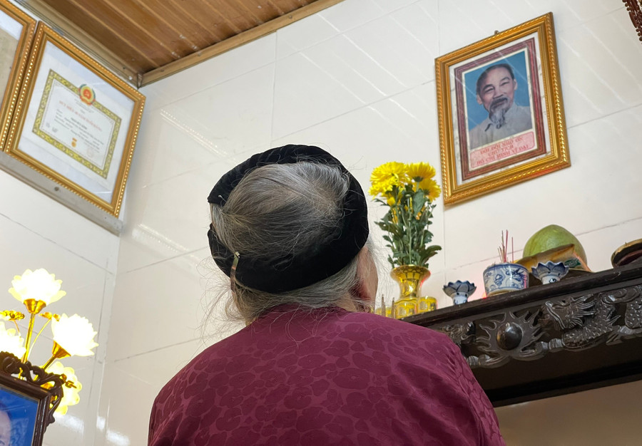 Cứ đến dịp sinh nhật Bác hay các ngày lễ lớn của dân tộc, bà Hiền cùng con cháu sửa soạn bày biện hoa quả thành kính dâng lên Người. mot-gio-gap-bac-tron-doi-khac-ghi-4.jpg
