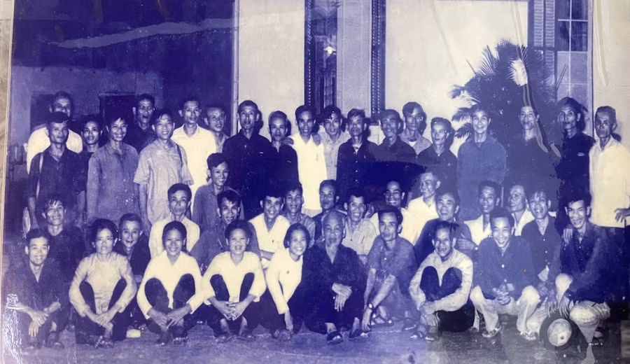 Bức ảnh bà Hiền (hàng đầu thứ 4 từ trái sang) và đoàn công tác chụp chung với Bác Hồ năm 1966.