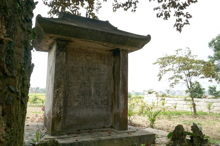 Bia đá cổ bảo lưu trong khuôn viên đền thờ. bac-danh-nho-do-cao-duoc-ba-vui-tri-ngo-5.jpg
