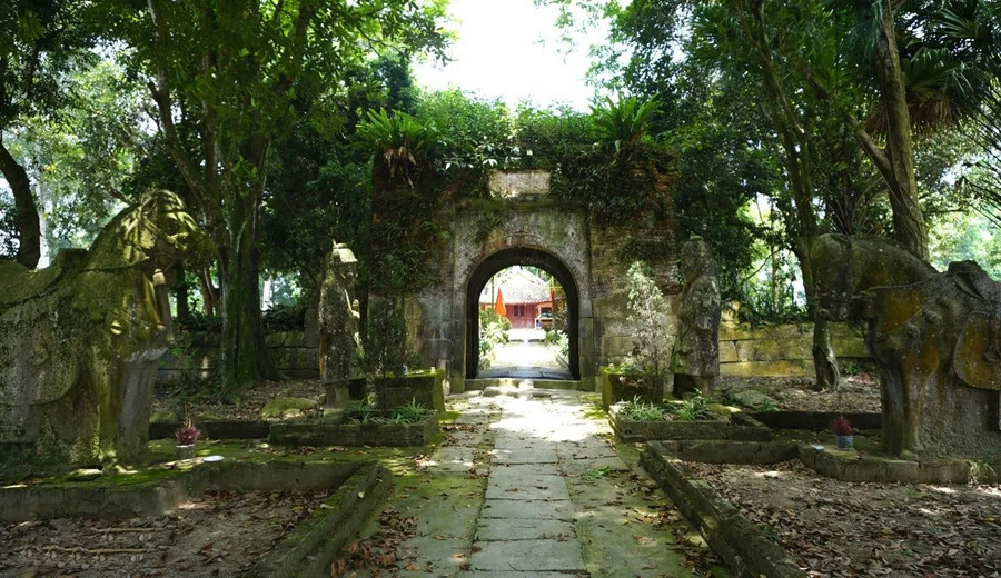 Cổng vào di tích đền thờ Tiến sĩ Nguyễn Văn Nghi. bac-danh-nho-do-cao-duoc-ba-vui-tri-ngo-3.jpg