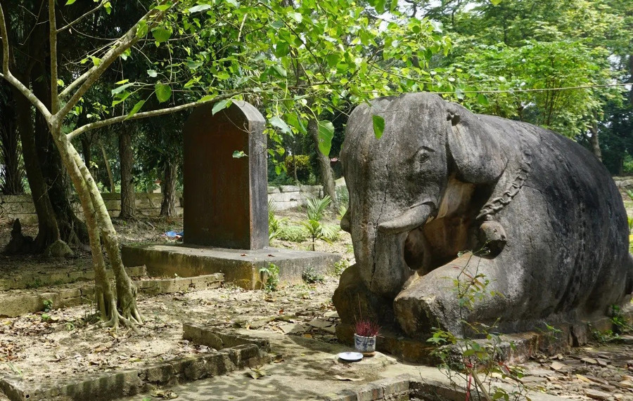 Voi đá trong khuôn viên di tích. bac-danh-nho-do-cao-duoc-ba-vui-tri-ngo-4.jpg