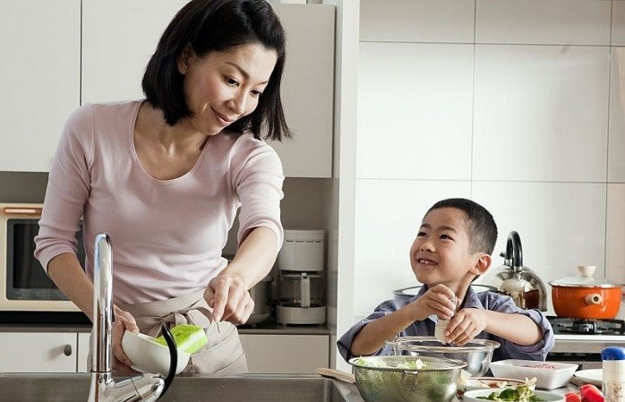 Để trẻ sống trách nhiệm hơn, phụ huynh cần cho trẻ thường xuyên đóng góp vào những công việc chung. Ảnh minh họa: INT.