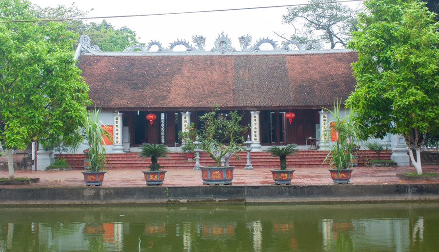 Đền Dạ Trạch và nghi môn nội đền Đa Hòa – nơi ghi dấu ấn Tiến sĩ Chu Mạnh Trinh trong vai trò như một kiến trúc sư. Ảnh: ITN