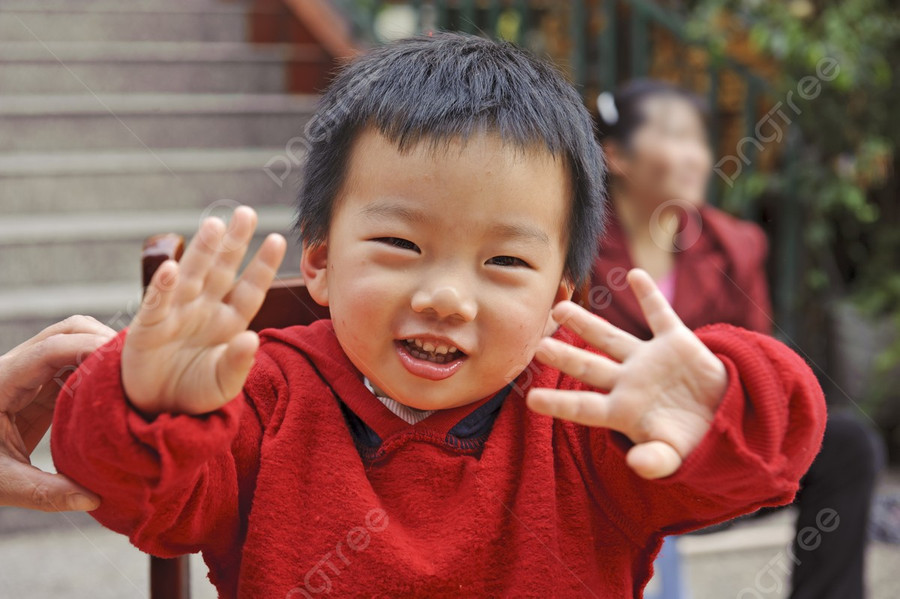 Phụ huynh có thể gợi ý để trẻ kể lại những chuyện vui, chuyện đáng cười mà con mới gặp ở trường. Ảnh minh họa. moi-truong-tich-cuc-tao-nen-tinh-hai-huoc-2.jpg