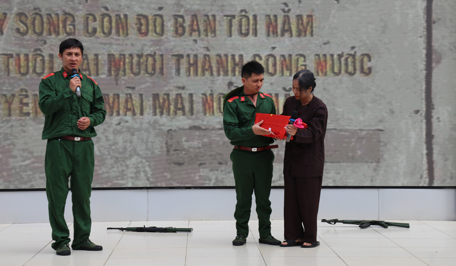 Trường Tiểu học, THCS và THPT Ngô Thời Nhiệm tổ chức nhiều hoạt động ý nghĩa dịp 27/7. Ảnh: NTCC gieo-long-yeu-nuoc-tu-tri-an-va-trai-nghiem-lich-su5.jpg