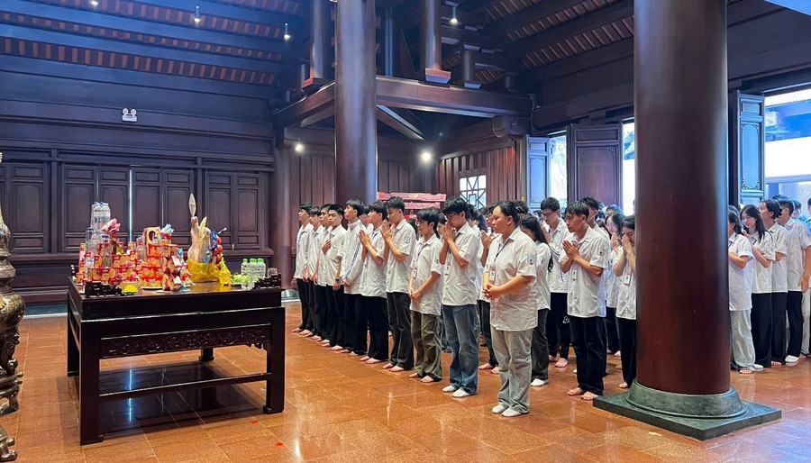 Trường THPT TP Điện Biên Phủ tổ chức lễ dâng hương tưởng niệm các anh hùng liệt sĩ tại Đền thờ liệt sĩ chiến trường Điện Biên Phủ. Ảnh: Minh Đức gieo-long-yeu-nuoc-tu-tri-an-va-trai-nghiem-lich-su1.jpg