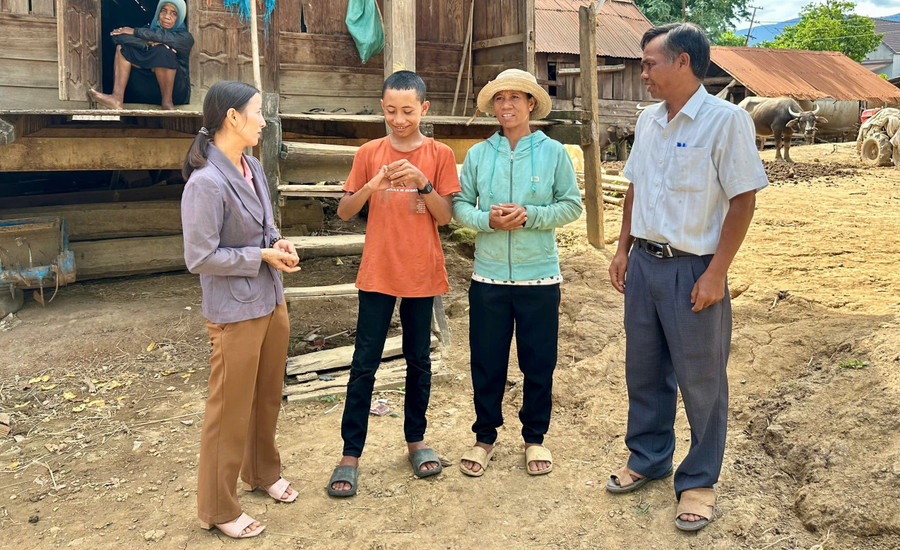 Giáo viên vùng sâu Krông Bông vận động học sinh ra lớp. 