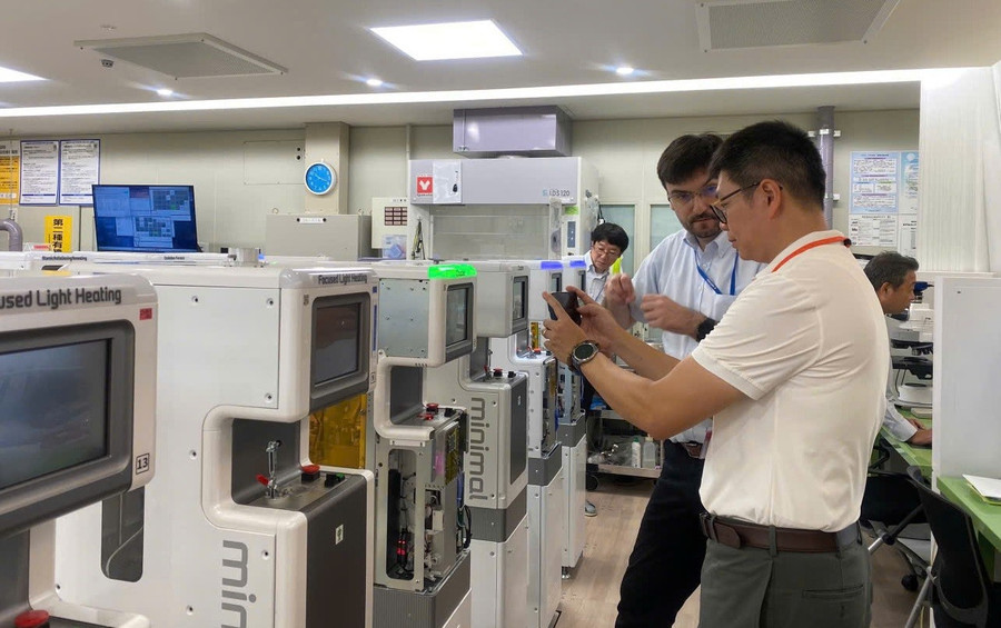 GS.TS Nguyễn Tiến Đông tham quan và khảo sát Công ty Yokogawa Solution Service - Nakacho, Musashino, Nhật Bản. Ảnh: NVCC