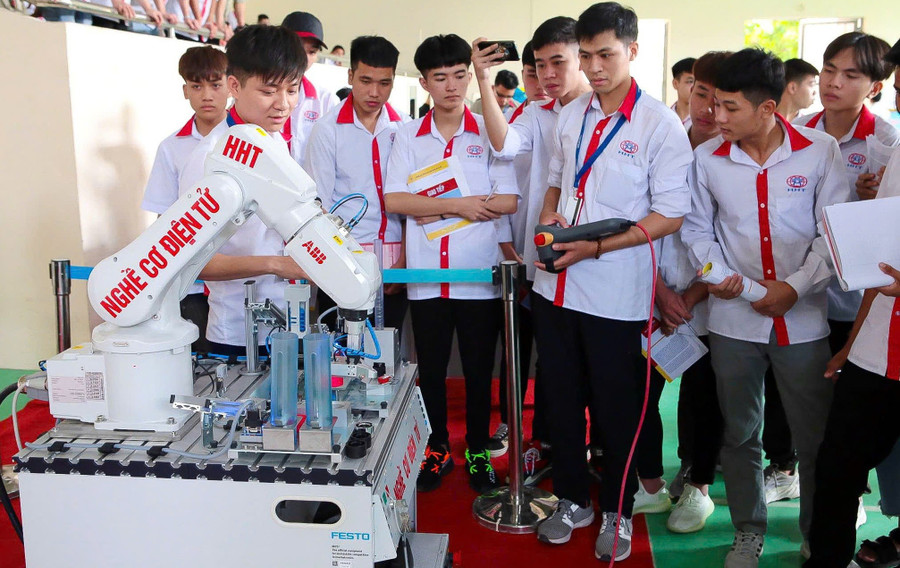 Sinh viên Trường Cao đẳng Công nghệ cao Hà Nội học thực hành. Ảnh: NTCC tao-nguon-nhan-luc-cho-nganh-ban-dan-1.jpg