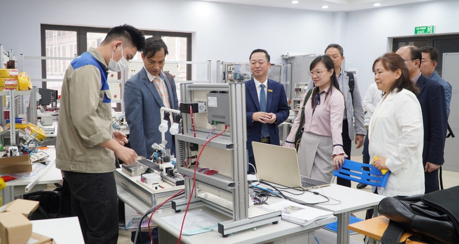 Sinh viên thực hành tại Trường Cao đẳng Cơ điện Hà Nội. Ảnh: Khôi Nguyên
