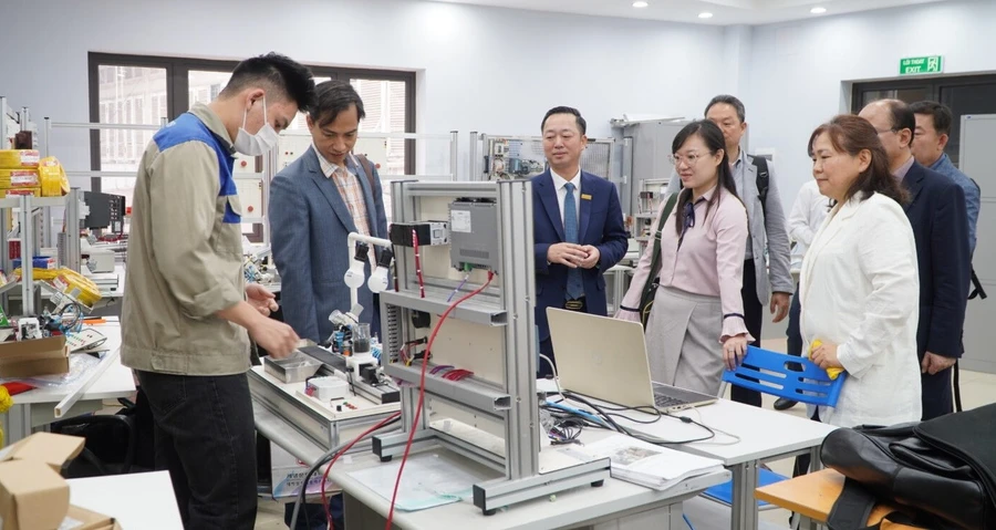 Sinh viên thực hành tại Trường Cao đẳng Cơ điện Hà Nội. Ảnh: Khôi Nguyên