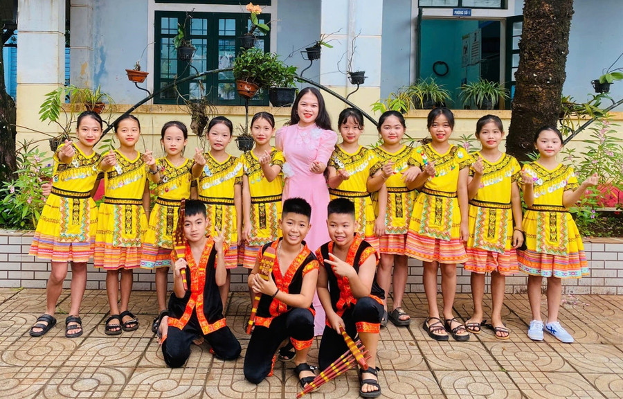 Nhiều năm dạy học ở miền núi, cô Hải luôn tận tâm với học sinh. Ảnh: NVCC