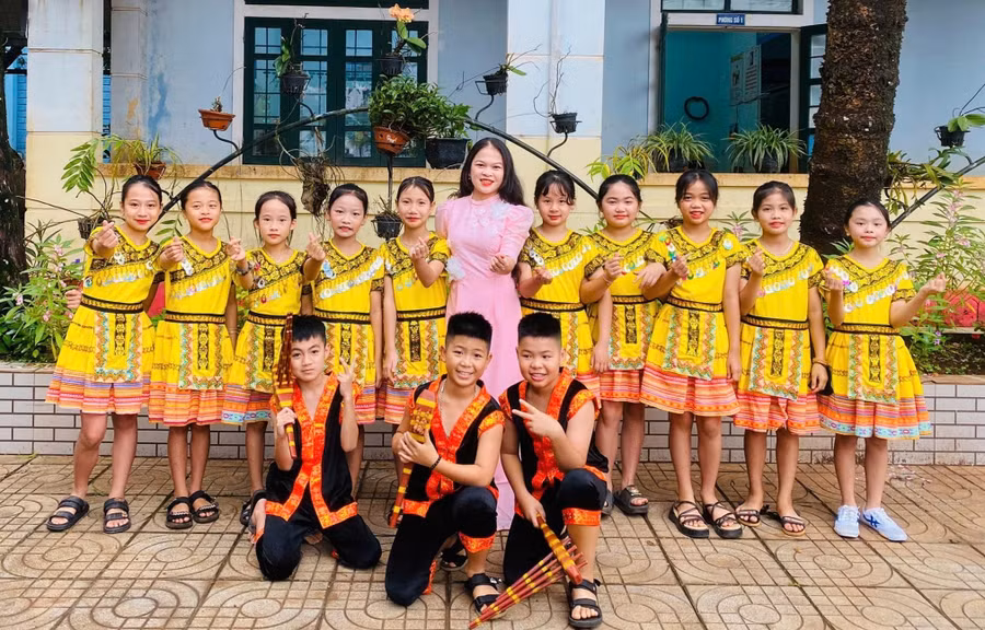 Nhiều năm dạy học ở miền núi, cô Hải luôn tận tâm với học sinh. Ảnh: NVCC