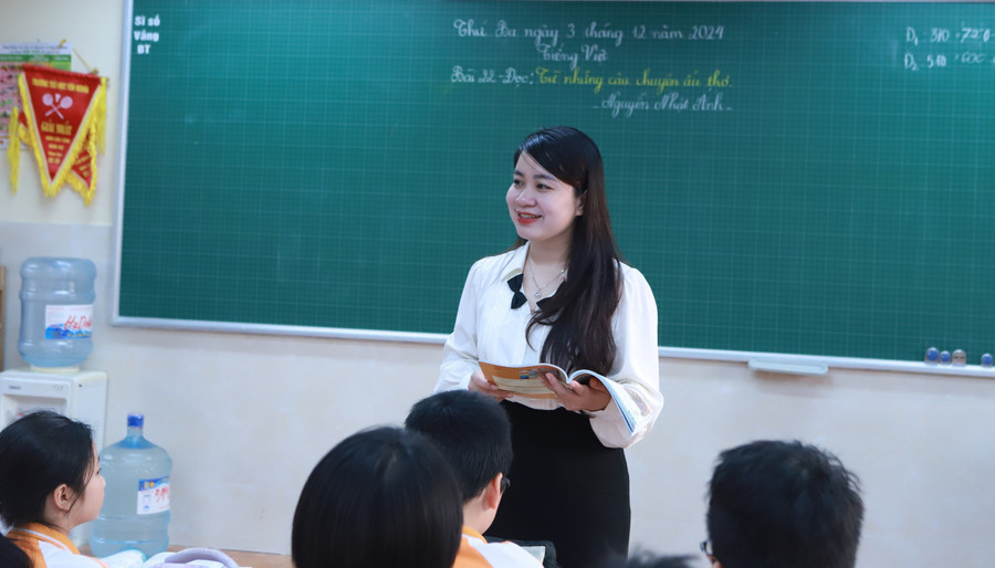 Cô trò Trường Tiểu học Yên Nghĩa (Yên Nghĩa, Hà Nội) trong giờ học trên lớp. Ảnh: Đình Tuệ