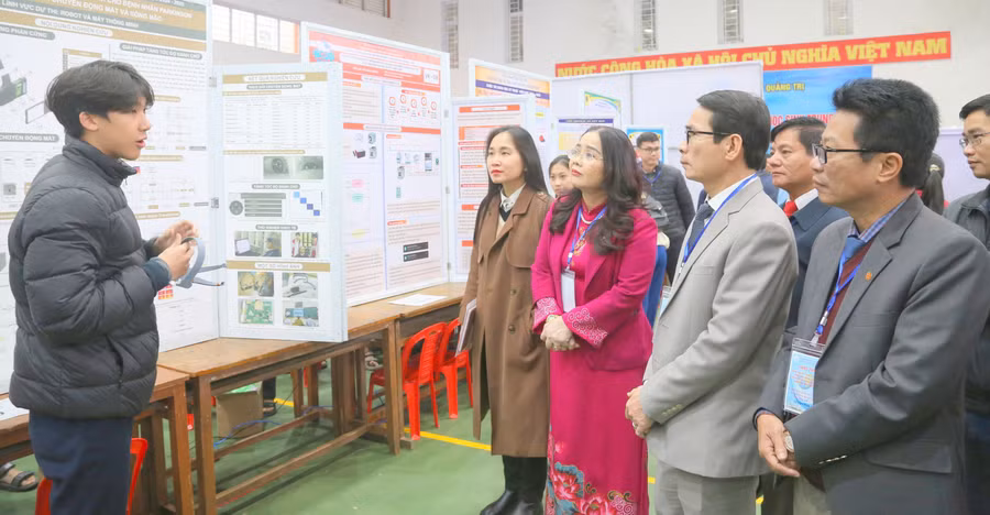 Học sinh thuyết trình tại cuộc thi KHKT được Sở GD&ĐT Quảng Trị tổ chức. 