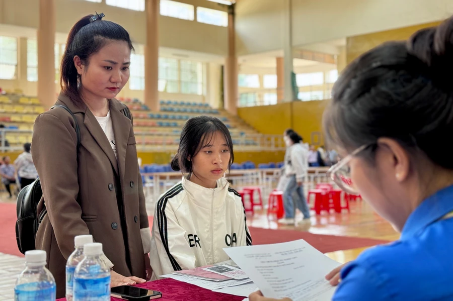 Cô Hồng đưa tân sinh viên Vừ Thị Sanh đi nhập học tại Trường Đại học Tây Nguyên. Ảnh: TT