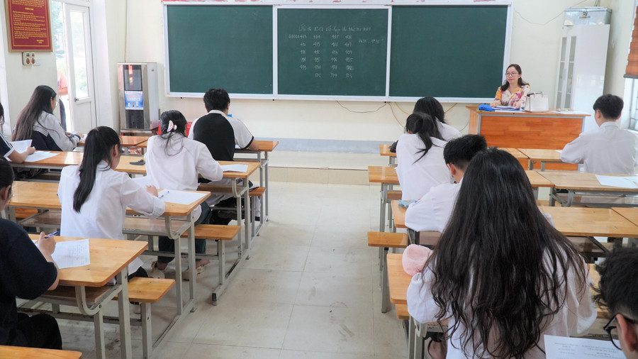 Trường THPT Huỳnh Thúc Kháng (TP Vinh, Nghệ An) tổ chức thi thử tốt nghiệp THPT năm 2025. Ảnh: Hồ Lài