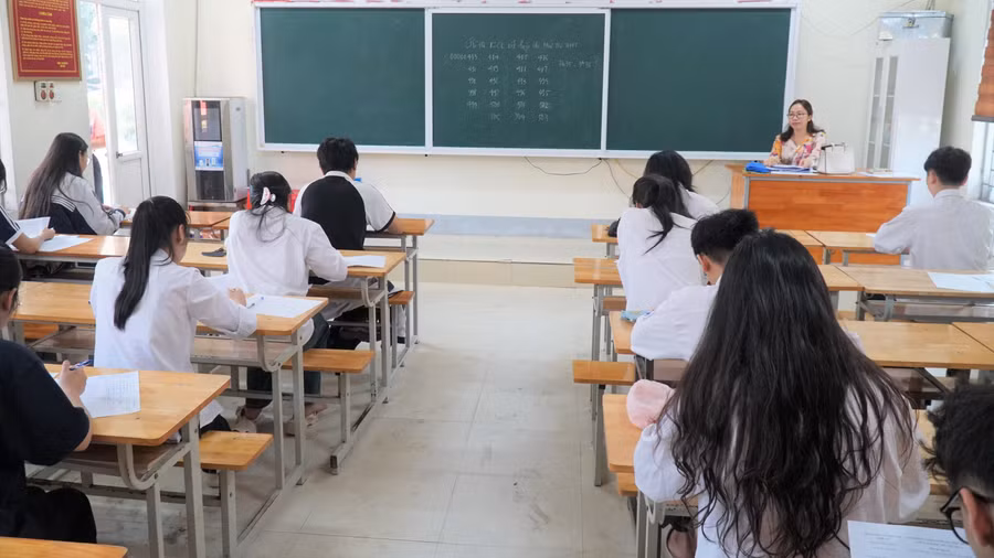 Trường THPT Huỳnh Thúc Kháng (TP Vinh, Nghệ An) tổ chức thi thử tốt nghiệp THPT năm 2025. Ảnh: Hồ Lài