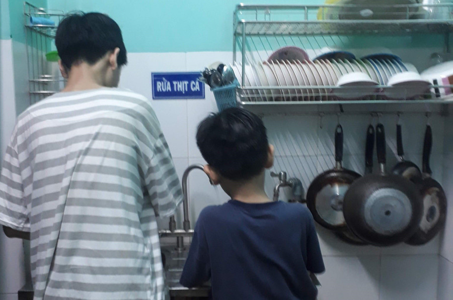 Trẻ nhỏ biết phụ giúp việc nhà khi cha mẹ sẵn sàng… lười. Ảnh: Cao Huyền