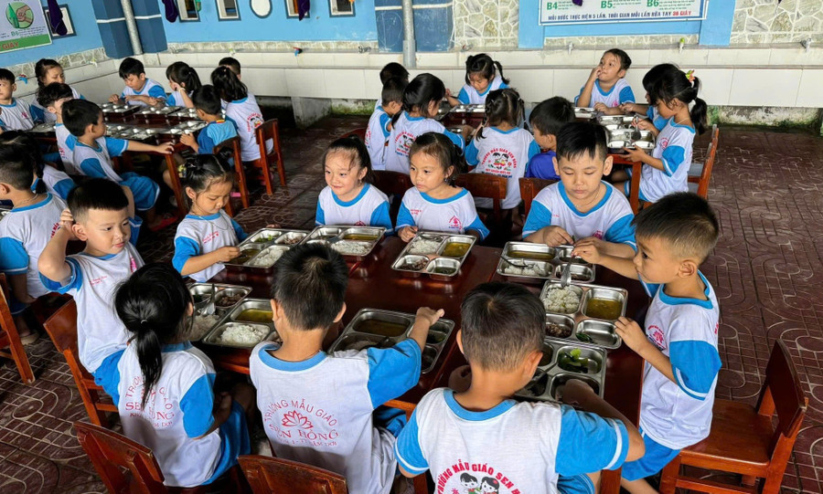 Một buổi ăn trưa của học sinh Trường Mẫu giáo Sen Hồng (Đầm Dơi, Cà Mau). Ảnh: M. Hoàng lan-gio-moi-cho-giao-duc-vung-kho-2.jpg