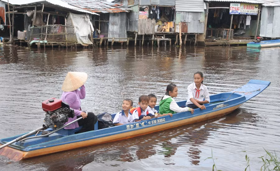 Nghị định 66/2025 của Chính phủ giúp học sinh vùng sâu, xa có thêm cơ hội đến trường, giảm bớt khó khăn cho gia đình. Trong ảnh: Học sinh tiểu học huyện Trần Văn Thời (Cà Mau) trên đường đến trường. Ảnh: M. Hoàng