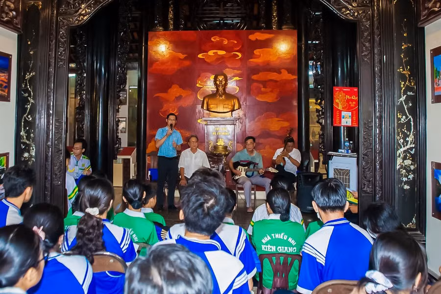 dua nghe thuat don ca tai tu vao truong hoc (3).jpg