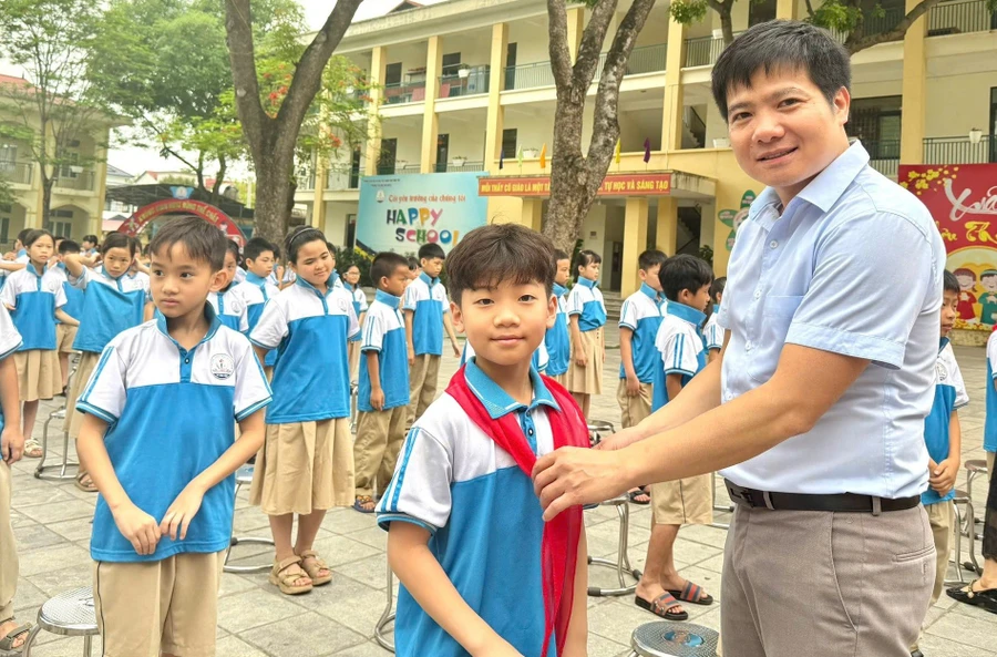 Thầy trò Trường Tiểu học Hội Hợp B (TP Vĩnh Yên, Vĩnh Phúc) trong Lễ kết nạp Đội viên năm học 2024 - 2025. Ảnh: Đình Tuệ